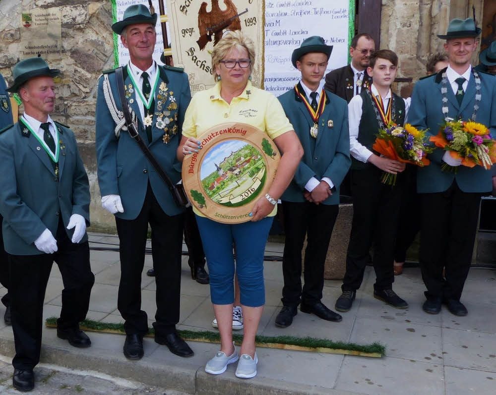 Gabriele Huche, unter den „Amateuren“ mit ihrem Schuss auf die Scheibe am treffsichersten, ist die Lauchaer Bürger-schützenkönigin. Vogelkönig des Vereins ist Bernd Hollburg (links). Andreas Rambow (Mitte) darf sich nun Wurfscheibenkönig nennen.