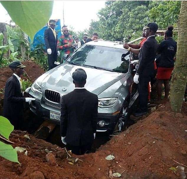 In Nigeria entschied sich ein Mann, seinen Vater mit einem nagelneuen BMW zu begraben.