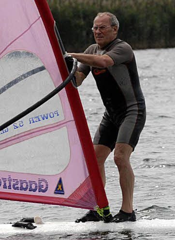 Manfred Rosemann auf dem Surfbrett