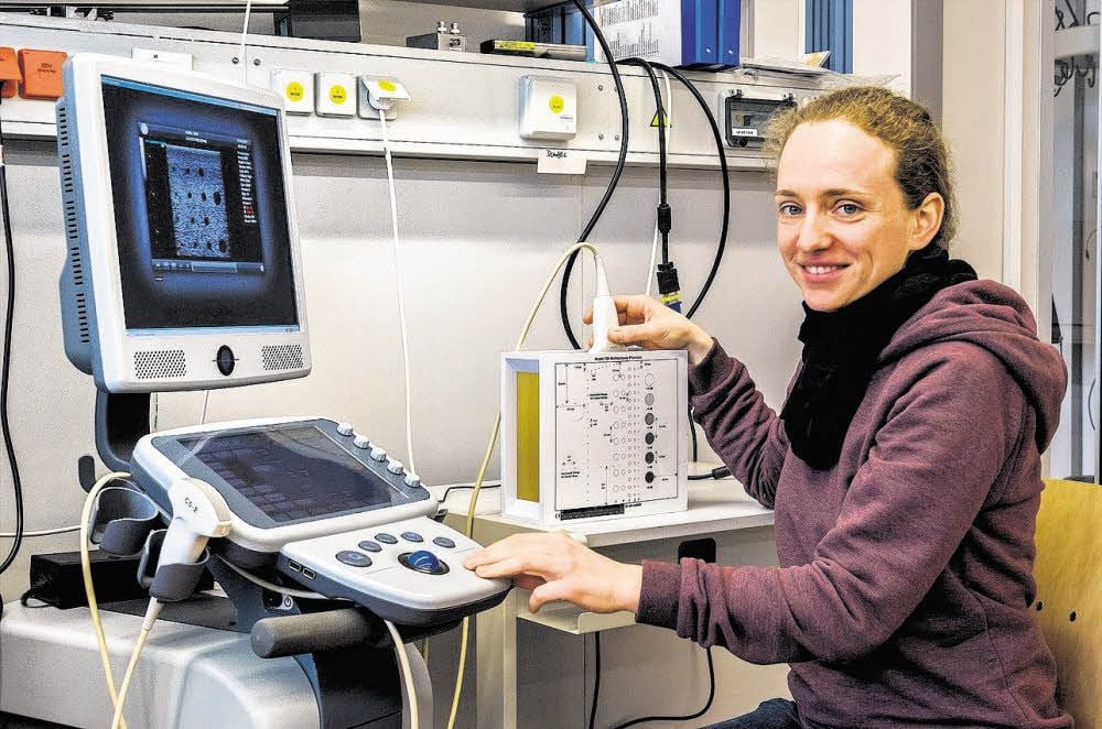 In einem Labor der Hochschule untersucht Tina Fuhrmann mit Hilfe eines Ultraschallmessgerätes die Eigenschaften von Blut.
