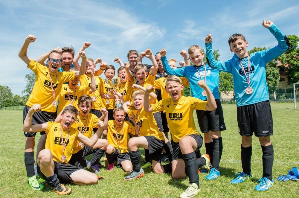 Nach dem Gewinn der Hallen-Kreismeisterschaft und des Burgenlandpokals hat die zweite E-Junioren-Mannschaft der JSG Naumburg mit dem Meistertitel im Freien das Triple perfekt gemacht.