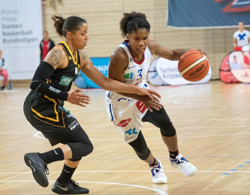 Monique Smalls (l.) gastierte im Oktober mit den Saarlouis Royals in Halle und spielte unter anderem gegen ihre Vorgängerin Janee Thompson (r.).