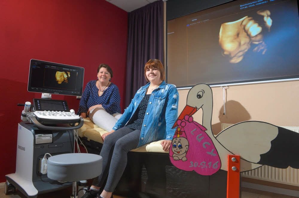 Claudia Leis und Sandra Krause haben mit ihrem 3D-Ultraschallgerät einen kleinen „Kinoraum“ eingerichtet.