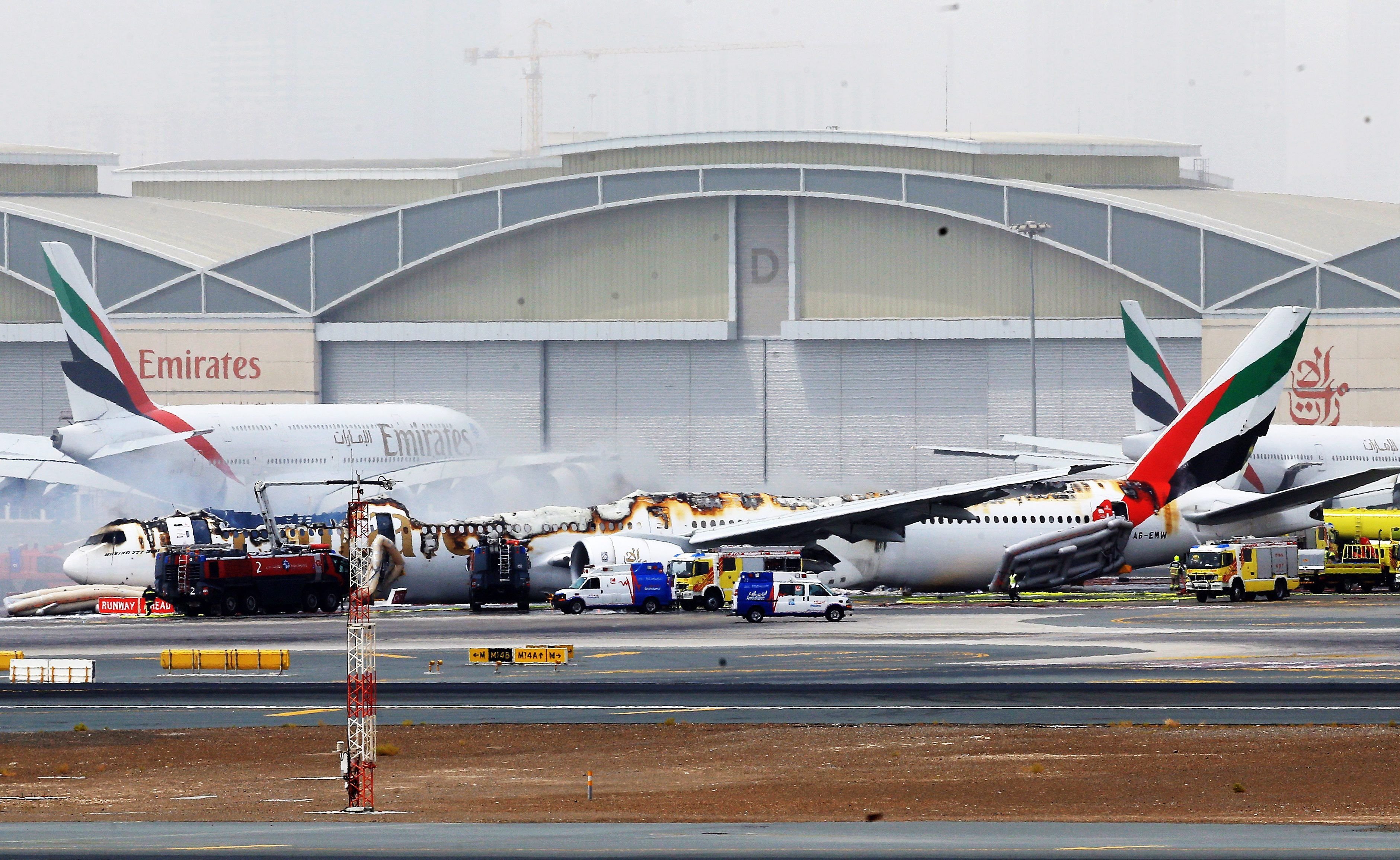 Beinahe komplett ausgebrannt liegt das Flugzeugwrack am Flughafen von Dubai.