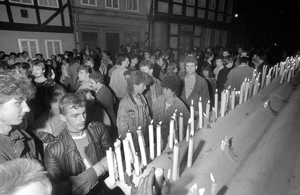 26. Oktober 1989: Weil die Marktkirche überfüllt ist, gibt es Lautsprecher vor der Tür, und auch hier werden Kerzen angezündet.