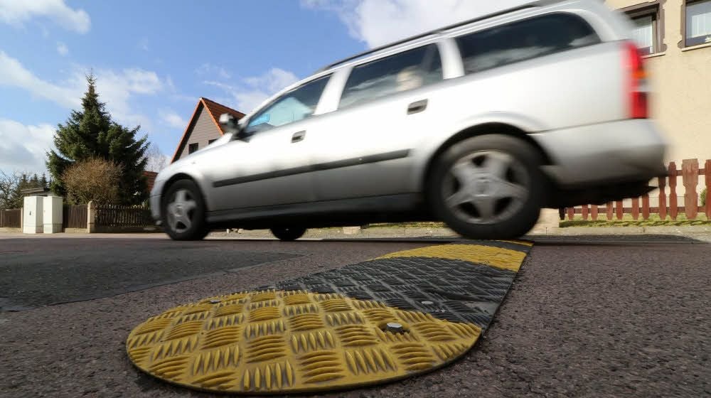 In der Rudolf-Breitscheid-Straße in Hettstedt sind Schwellen montiert worden, damit der Verkehr entschleunigt wird.