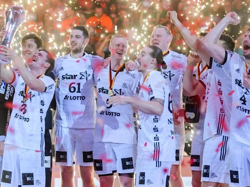 Nach der Feier die Terminhatz: Für vier Nationalspieler geht es sogleich zu einem Termin mit dem DHB-Team bei der Kanzlerin. Foto: Axel Heimken/dpa