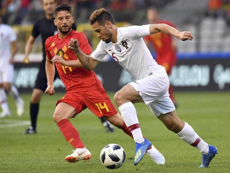 Portugals Raphael Guerreiro (r) versucht am Belgier Dries Mertens vorbeizukommen. Foto: Geert Vanden Wijngaert/AP