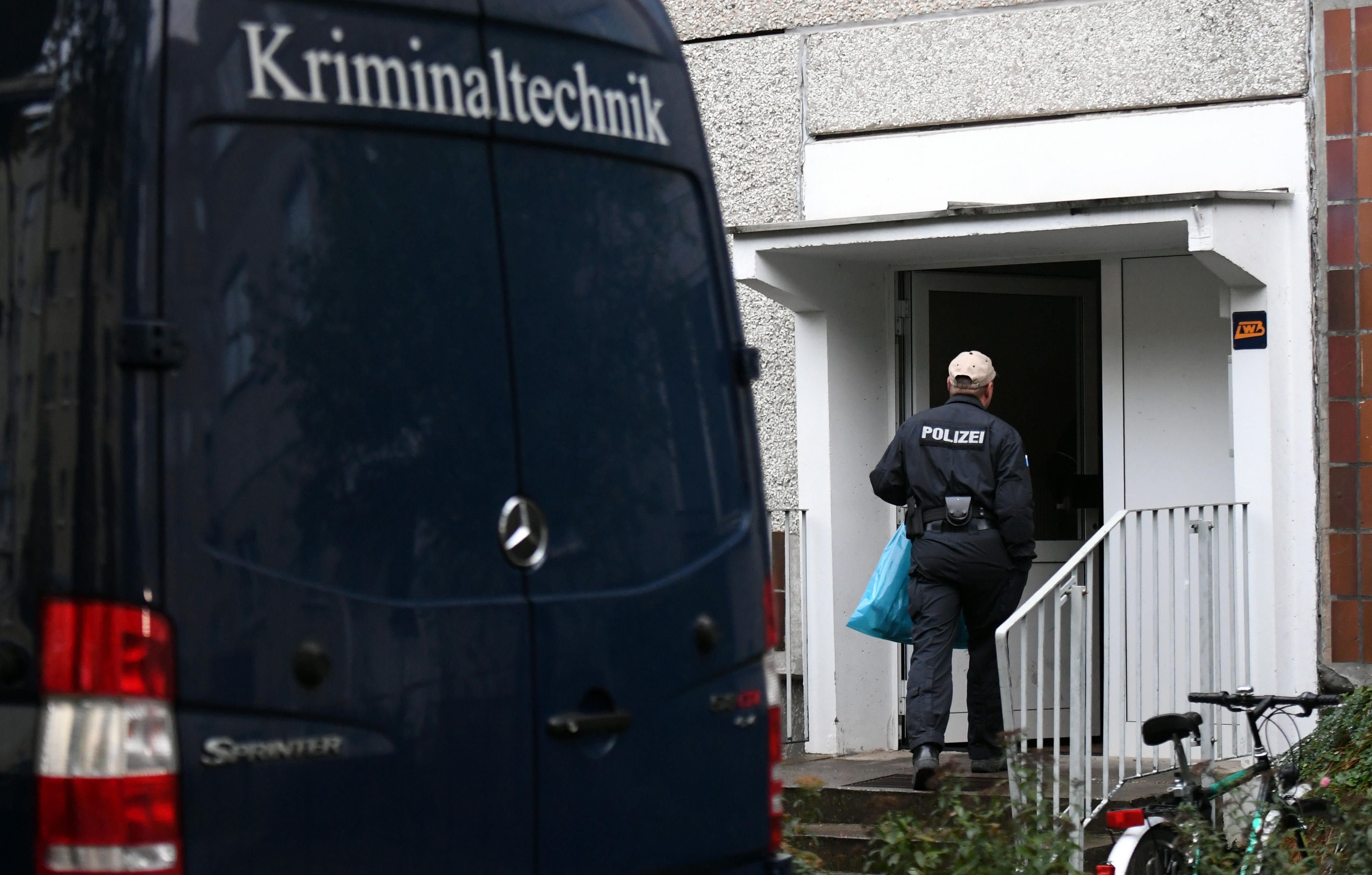 Polizei und Kriminaltechnik untersuchen am 10.10.2016 eine Wohnung im Stadtteil Paunsdorf in Leipzig (Sachsen). Zwei Tage nach dem brisanten Bombenfund in Chemnitz hat die Polizei den bundesweit gesuchten Terrorverdächtigen Syrer Dschaber al-Bakr in Leipzig festgenommen.