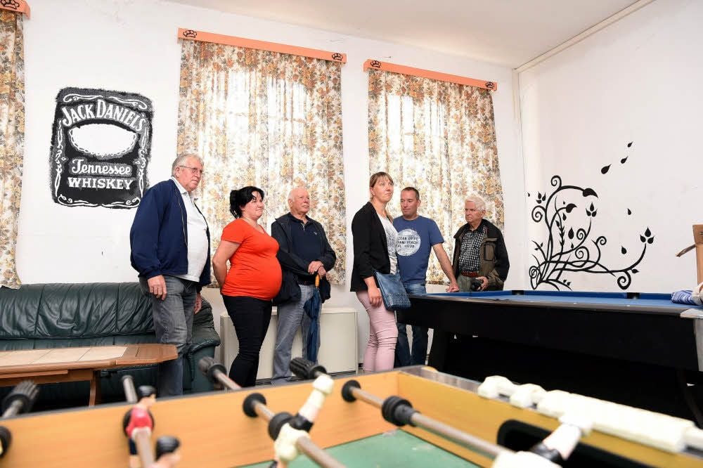 Sandy Bergmann (2.v.l.) leitet den Kinder- und Jugendtreff seit zwei Jahren. Er befindet sich derzeit in der alten Schule des Dorfes.