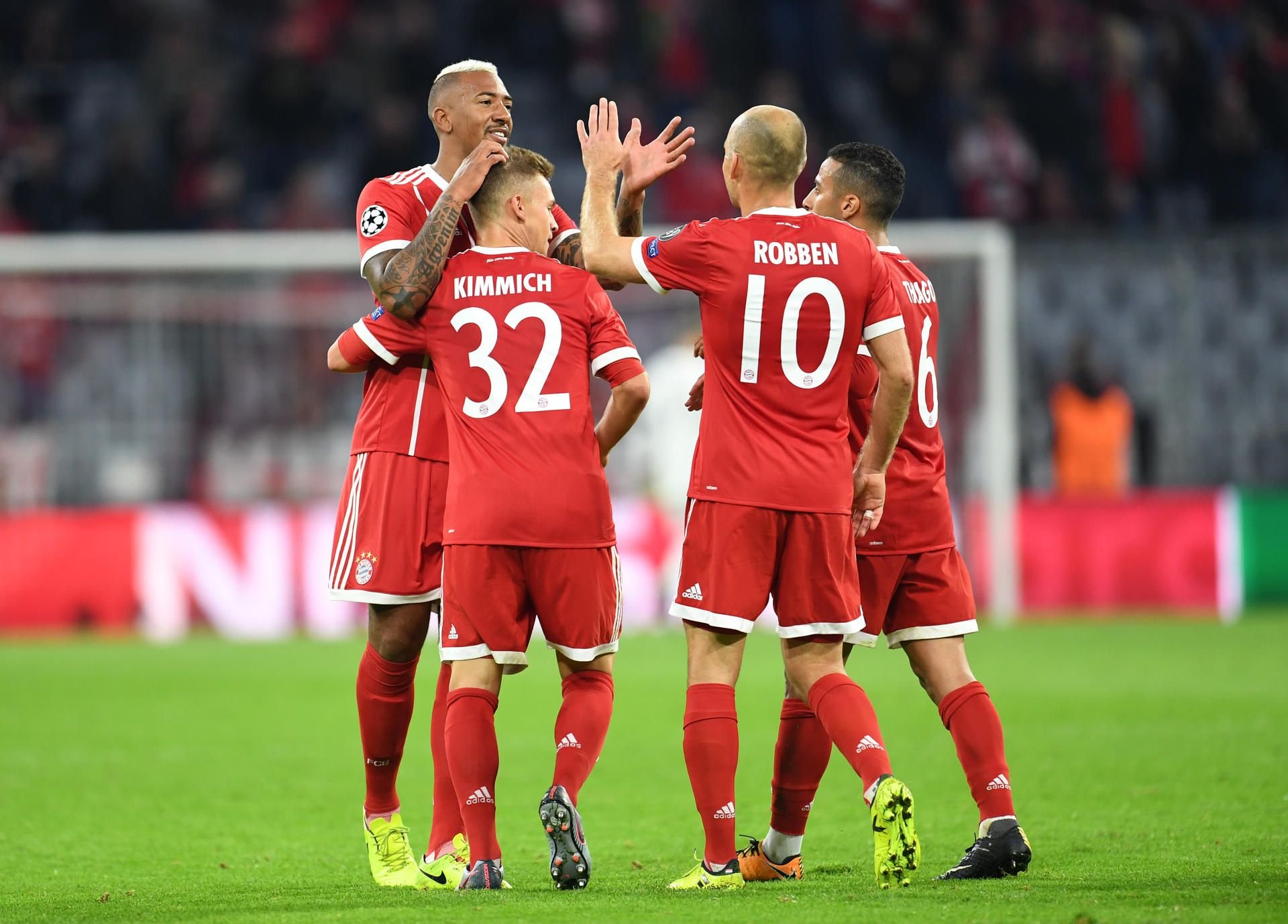 Die Münchner Spieler Jerome Boateng (l-r), Joshua Kimmich, Arjen Robben und Thiago jubeln nach Kimmichs Tor zum 3:0.