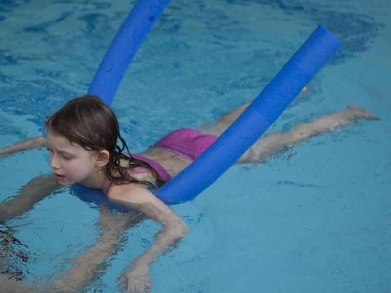 Schwimmnudeln kommen eigentlich aus der Aquagymnastik - bieten Schwimmanfängern aber die Möglichkeit, ihr Gleichewicht im Wasser zu trainieren. Foto: Silvia Marks