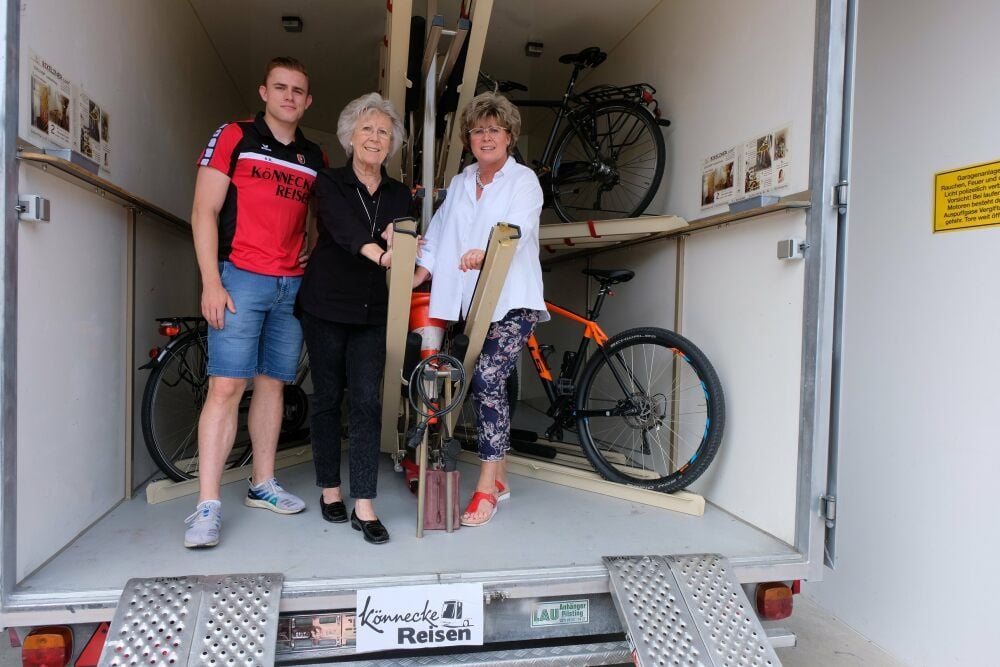 Drei Generationen unter einem Dach. Geschäftsführerin Susan Könnecke (rechts) hat sich während der Betriebsschließung einen Bikeliner für 36 Fahrräder zugelegt. Jetzt sucht sie zusammen mit Sohn Lucas und Mutter Margrid nach den passenden Reisezielen.