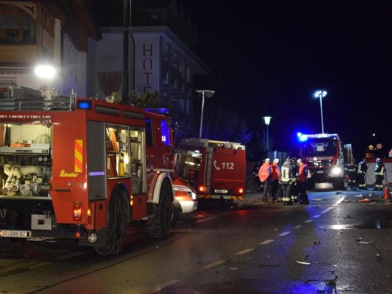 Einsatzkräfte der Freiwilligen Feuerwehr Luttach sichern eine Unfallstelle in Luttach. Foto: Freiwillige Feuerwehr Luttach/dpa