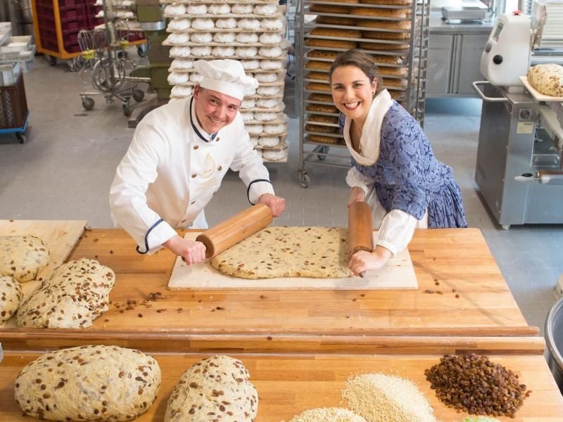 Das 23. Dresdner Stollenmädchen Hanna Haubold und der Bäckermeister Andreas Wippler bei der Arbeit. Foto: Sebastian Kahnert