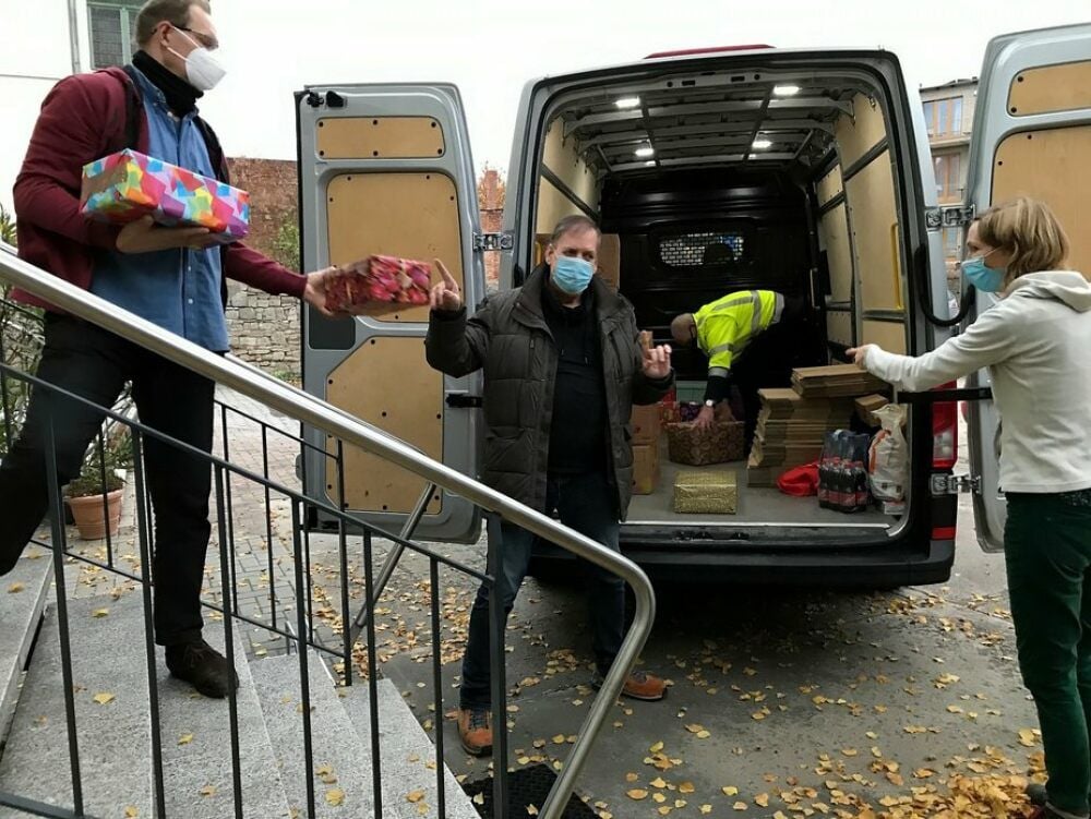 Andreas Winkler von der Gemeinde sowie Andreas Ziepert vom Hilfswerk verladen die rund 100 Päckchen. Rechts Gemeindemitglied Anke Marks.