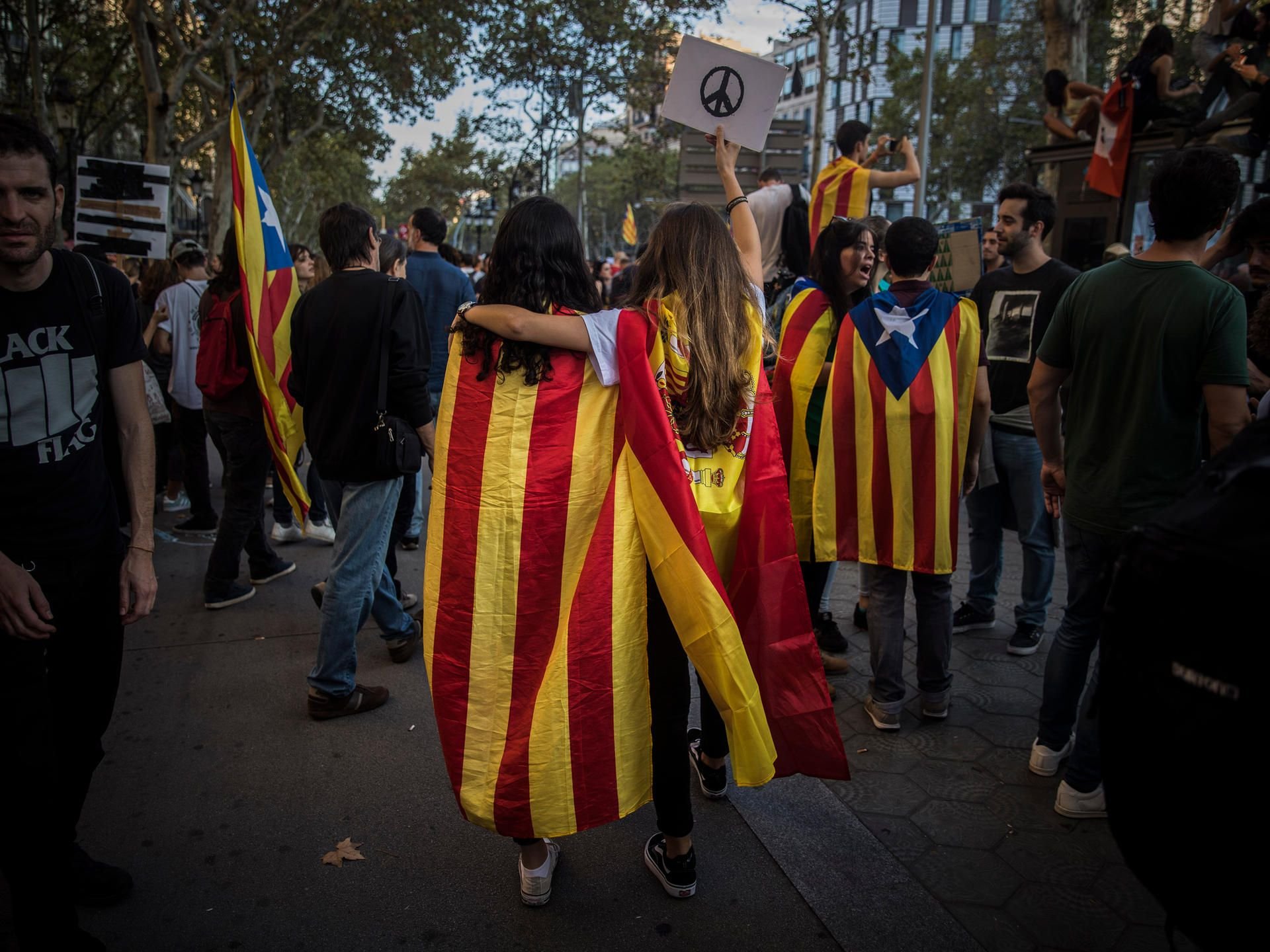 Zwei Frauen nehmen in Barcelona an einer Demonstration im Zentrum der Stadt teil.