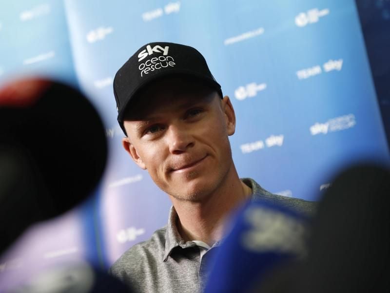 Nach der Ankunft von Chris Froome in Frankreich drängten sich in Saint-Mars-la-Reorthe mehr als 100 Journalisten und 20 Kamerateams in der Turnhalle des Örtchens. Foto: Christophe Ena/AP