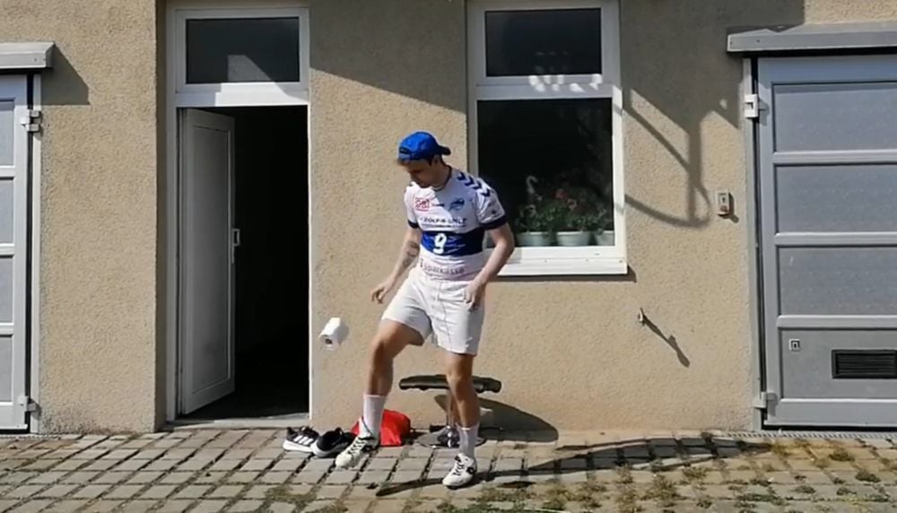 Organisator Marian Storch beim Toilettenpapier jonglieren