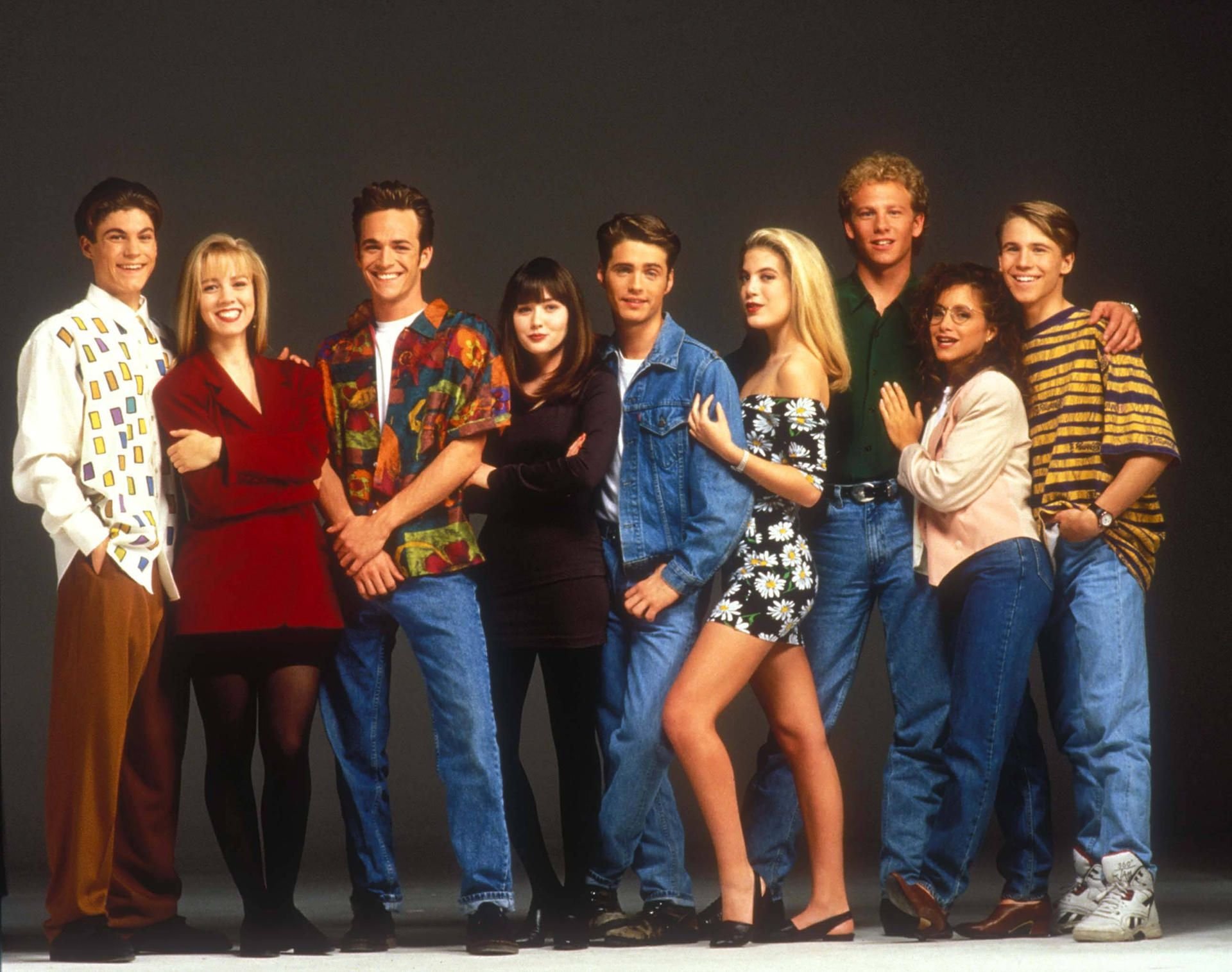 Die Darsteller von „Beverly Hills 90210“ (v.l.): Brian Austin Green, Jennie Garth, Luke Perry, Shannen Doherty, Jason Priestley, Tori Spelling, Ian Ziering, Gabrielle Carteris und Douglas Emerson
