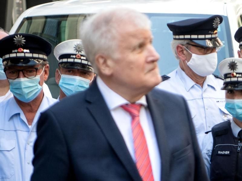 Bundesinnenminister Horst Seehofer vor einer Gruppe Polizisten. Seehofer beklagt, eine ständige Kritik an der Polizei. Foto: Marijan Murat/dpa