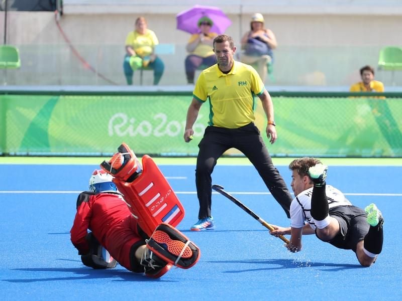 Timm Herzbruch (r) überwindet den niederländischen fKeeper Jacob Stockmann. Foto: Friso Gentsch