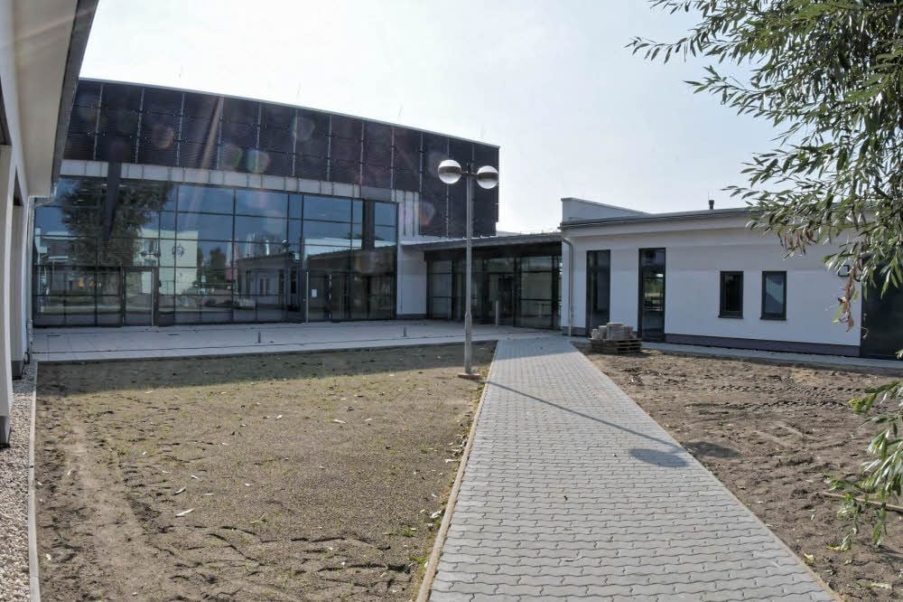 Auf dem Vorplatz der Sporthalle wird die Terrasse der Cafeteria eingerichtet, die sich rechts befindet.