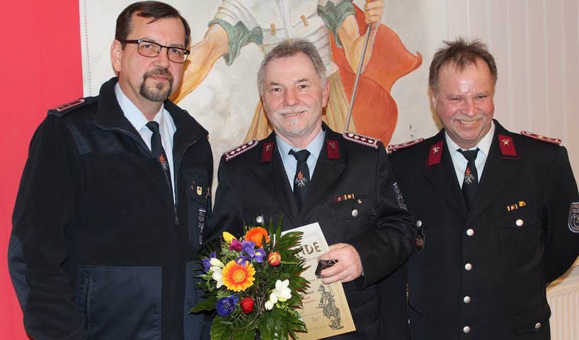 50 Jahre lang hält Dieter Schubert der Feuerwehr die Treue. Klaus Unger (links) und Hartmut Lange überreichten ihm die Urkunde.