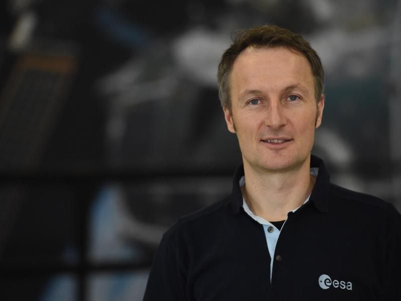 Der deutsche Astronaut Matthias Maurer posiert im Europäischen Astronautenzentrum (EAC) auf dem Gelände der ESA. Foto: Felix Hörhager/dpa