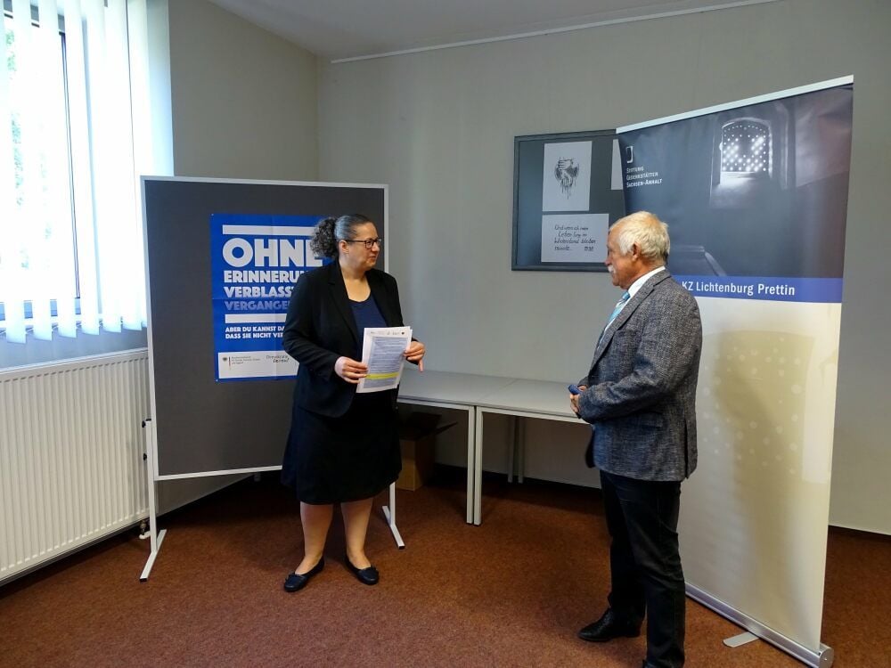 Gedenkstättenleiterin Melanie Engler und Landrat Jürgen Dannenberg sprechen über den Start der Koordinierungsstelle.