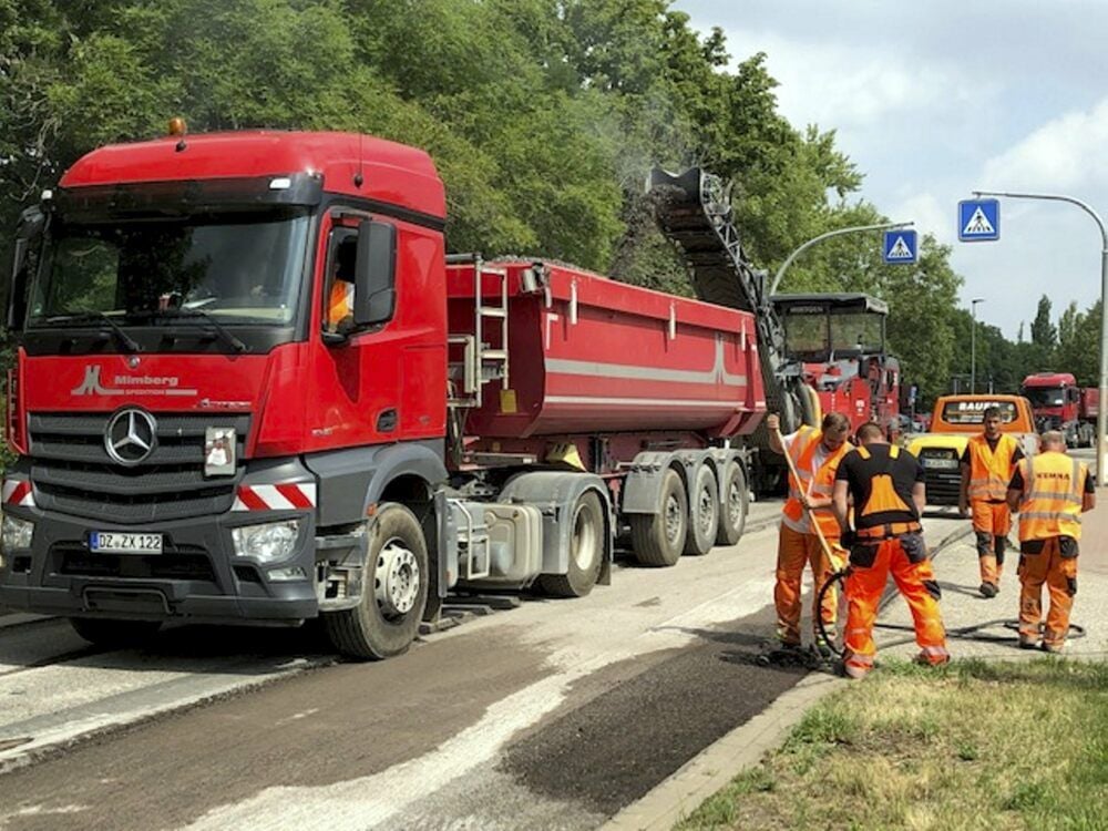 Der Straßenbelag wird abgefräst. Schon am Donnerstag und Freitag soll eine neue Deckschicht aufgebracht werden.