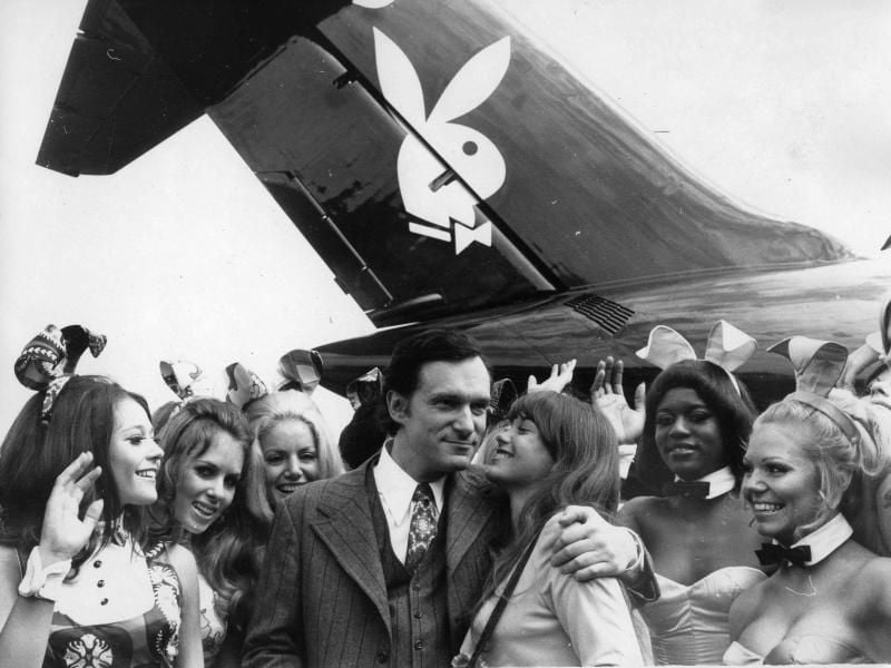 „Playboy”-Gründer Hugh Marston Hefner mit seiner Verlobten Barbi Benton vor seinem Privatjet „Big Bunny”. Foto: Keystone Press Agency