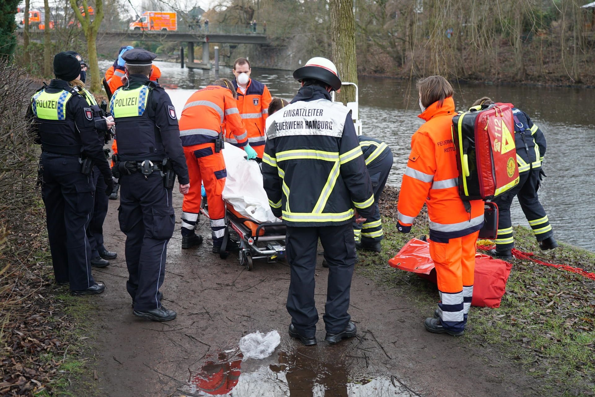 Einsatzkräfte stehen am Alsterufer: Ein toter Mann ist am Sonntag in der Alster in Hamburg gefunden worden.