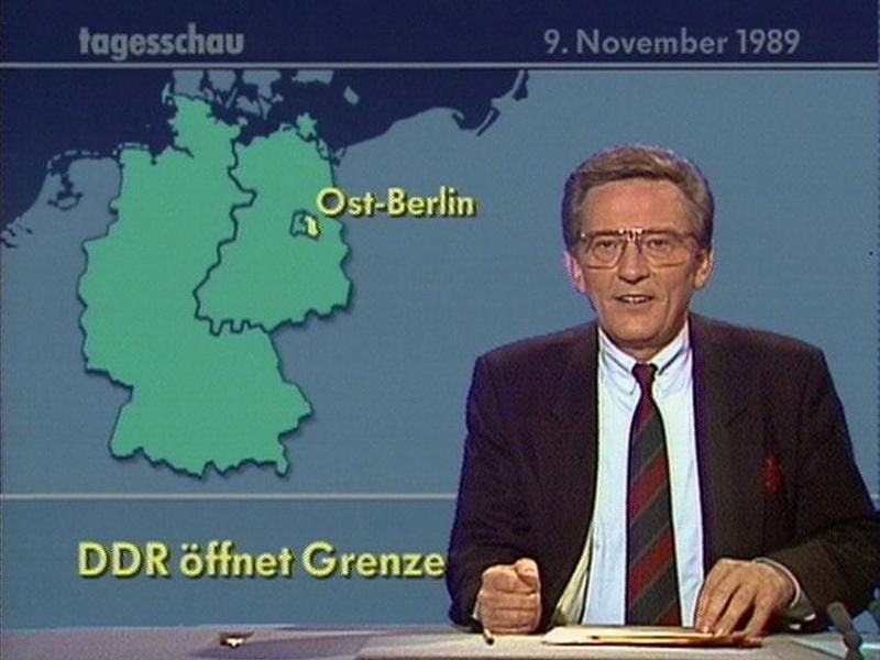 Jo Brauner, damals ARD-Chefsprecher, verliest in der 20-Uhr-Ausgabe der „Tagesschau” die Nachricht, dass die DDR ihre Grenzen öffnet. Foto: -/NDR/ARD aktuell/dpa