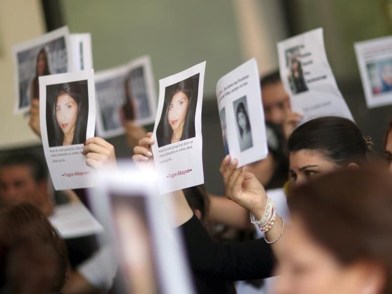 Angehörige und Freunde von Tugce halten Bilder von ihr hoch. Foto: Fredrik von Erichsen/Archiv