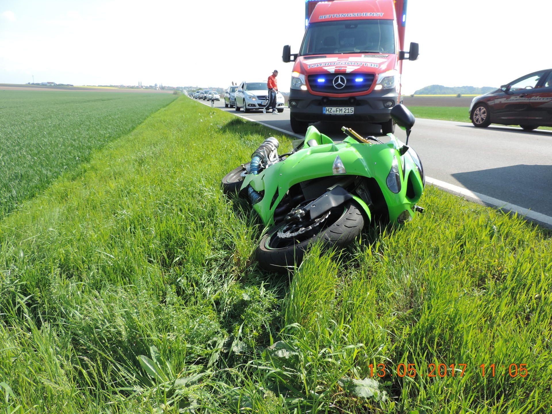 Der Motorradfahrer kam von der Fahrbahn ab, stürzte und verletzte sich.
