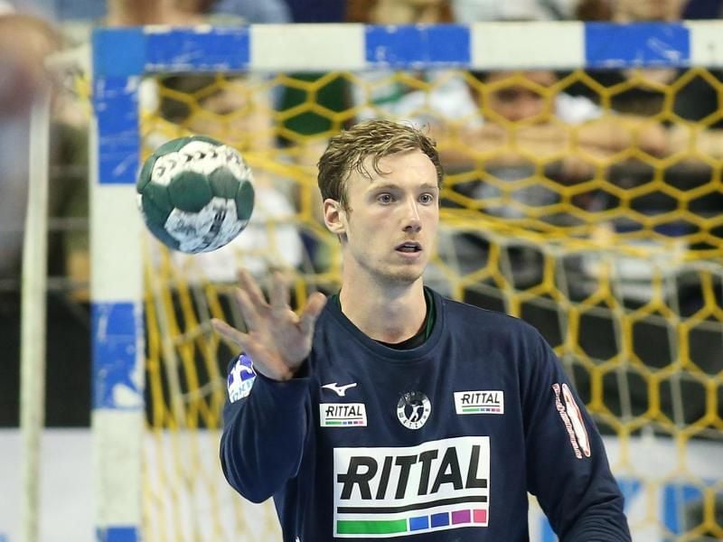 Torwart Till Klimpke aus Wetzlar wirft den Ball aus dem Tor. Foto: Andreas Gora/dpa