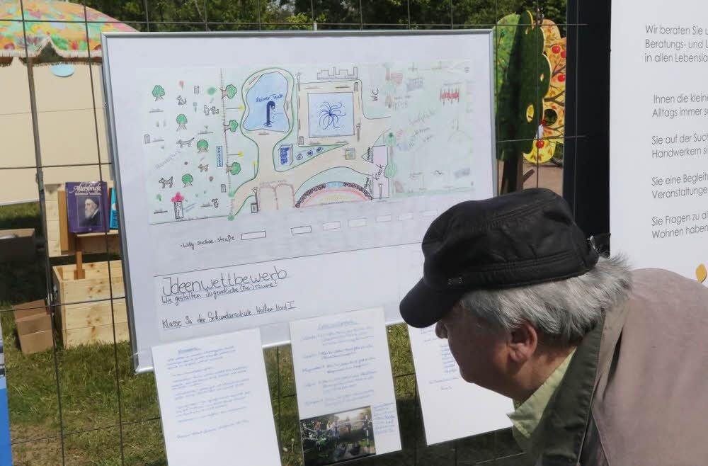 Jürgen Keil informiert sich über das Schülerprojekt zur Freiflächengestaltung am „Kursana“.