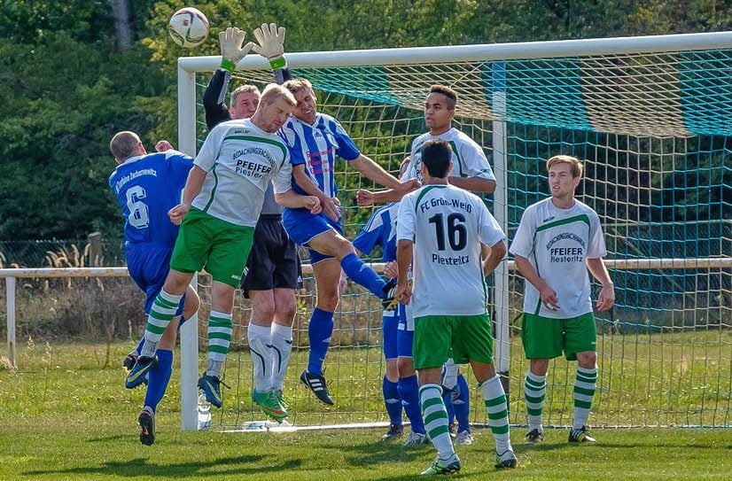 Die Kreisoberliga-Fußballer des SV Turbine Zschornewitz setzten sich am Sonnabend gegen den FC Grün-Weiß Piesteritz II 2:1 durch.