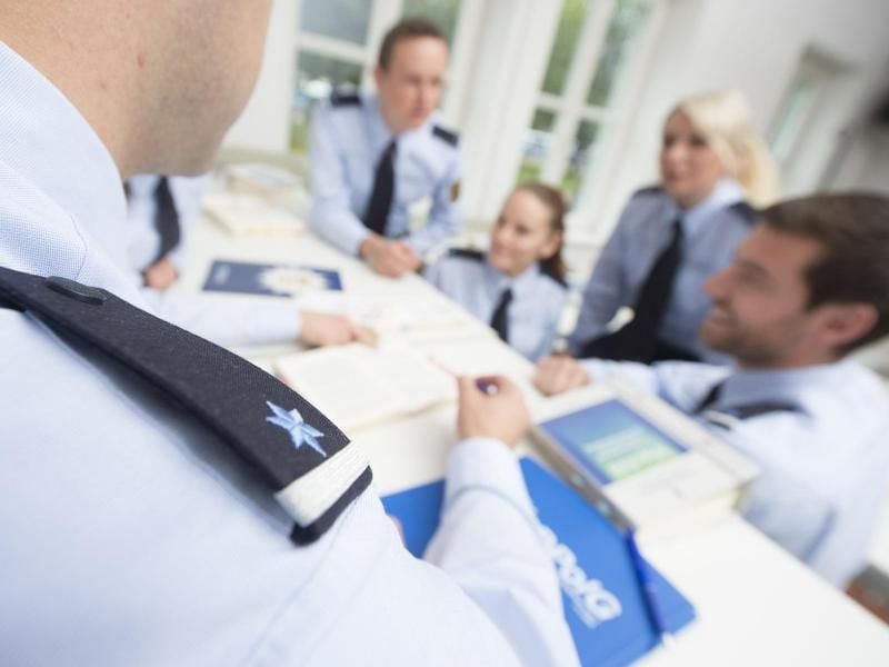 Polizeianwärter, fotografiert in einer Ausbildungssituation. Foto: Polizei BW/Innenministerium Baden-Württemberg/dpa