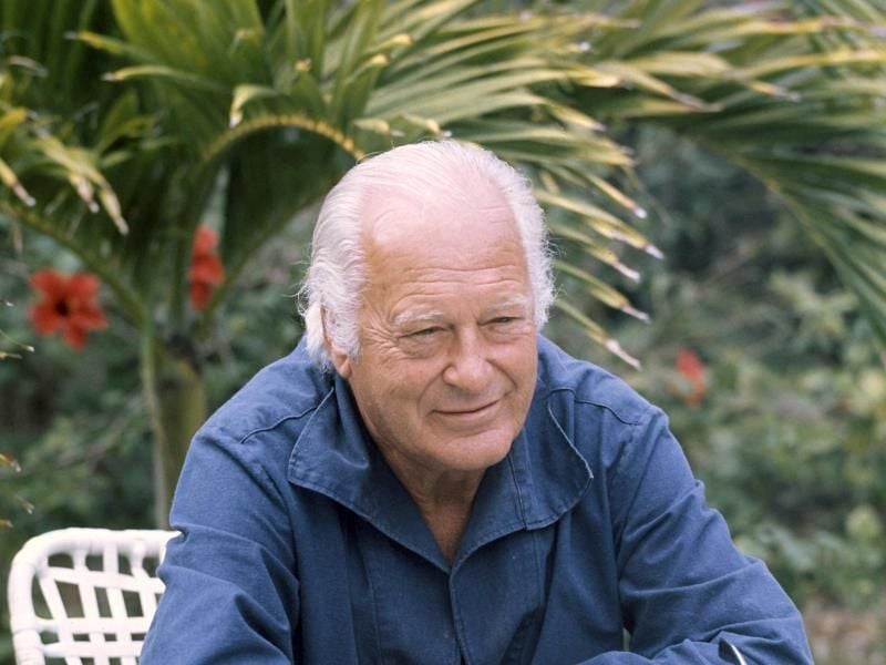 Curd Jürgens im März 1976 auf der Terrasse seines Ferienhauses auf der Bahmas-Insel Great Harbor Cay. Foto: Horst Ossinger