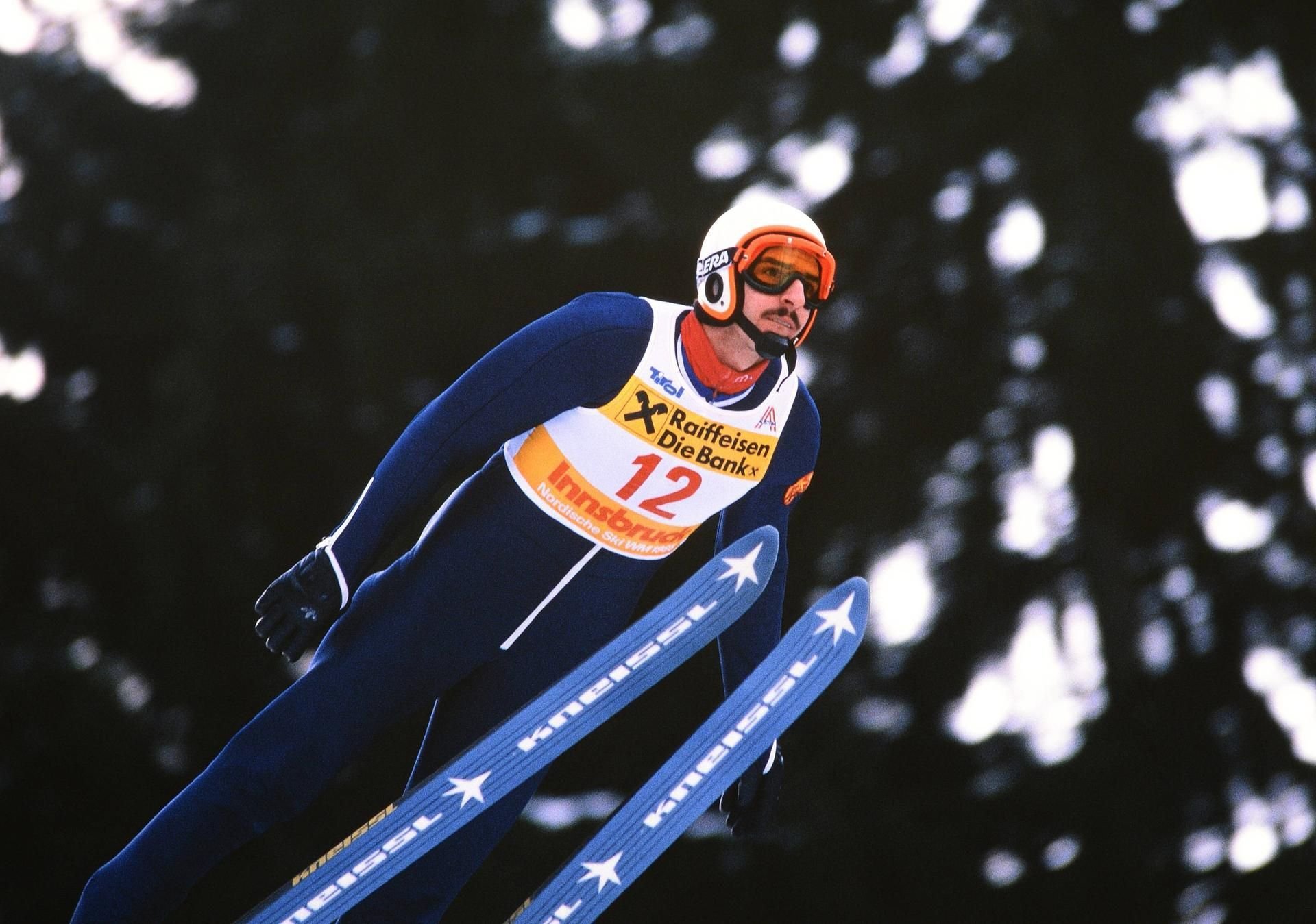 Ex-Skispringer Manfred Deckert, hier 1985 bei einem WM-Sprung.