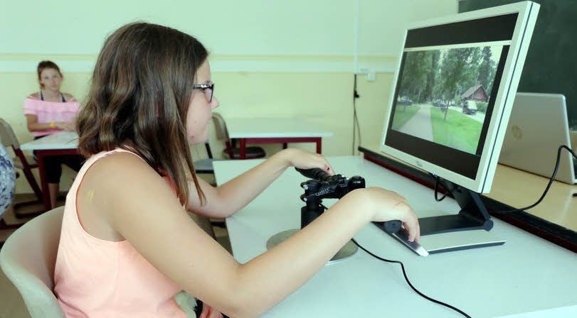 Volle Konzentration. Miriam Ziegler aus der Klasse 5 a meistert alle Prüfungen am Fahrrad-Simulator gedankenschnell und ohne Probleme.