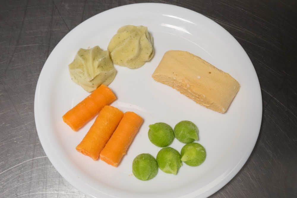 Für Patienten mit Schluckstörungen werden die Zutaten püriert und wieder in appetitanregende Form gebracht.