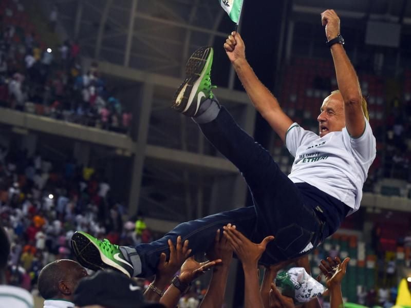 Der deutsche Trainer der nigerianischen Nationalmannschaft, Gernot Rohr, wird nach Spielende in die Luft geworfen. Foto: Pius Utomi Ekpei