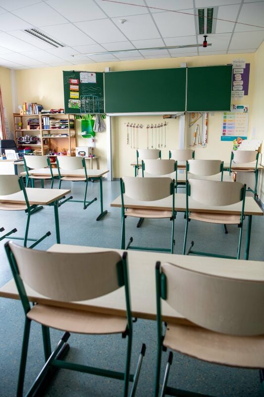 Leider sind Klassenzimmer in mehreren Schulen verwaist. Aufgrund von Corona-Infektionen kann der Unterricht nicht wie geplant erfolgen.