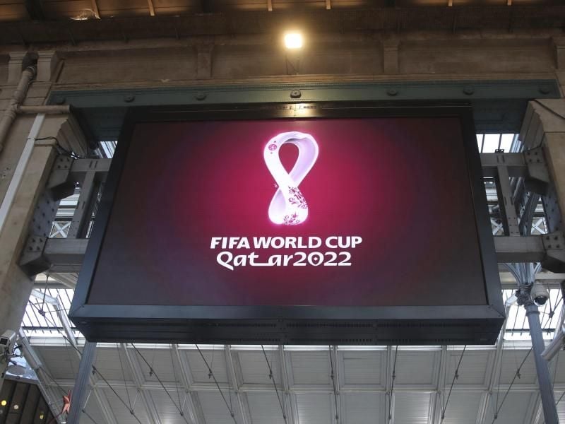 Das Logo der Fußball-Weltmeisterschaft in Katar 2022. Foto: Michel Euler/AP/dpa