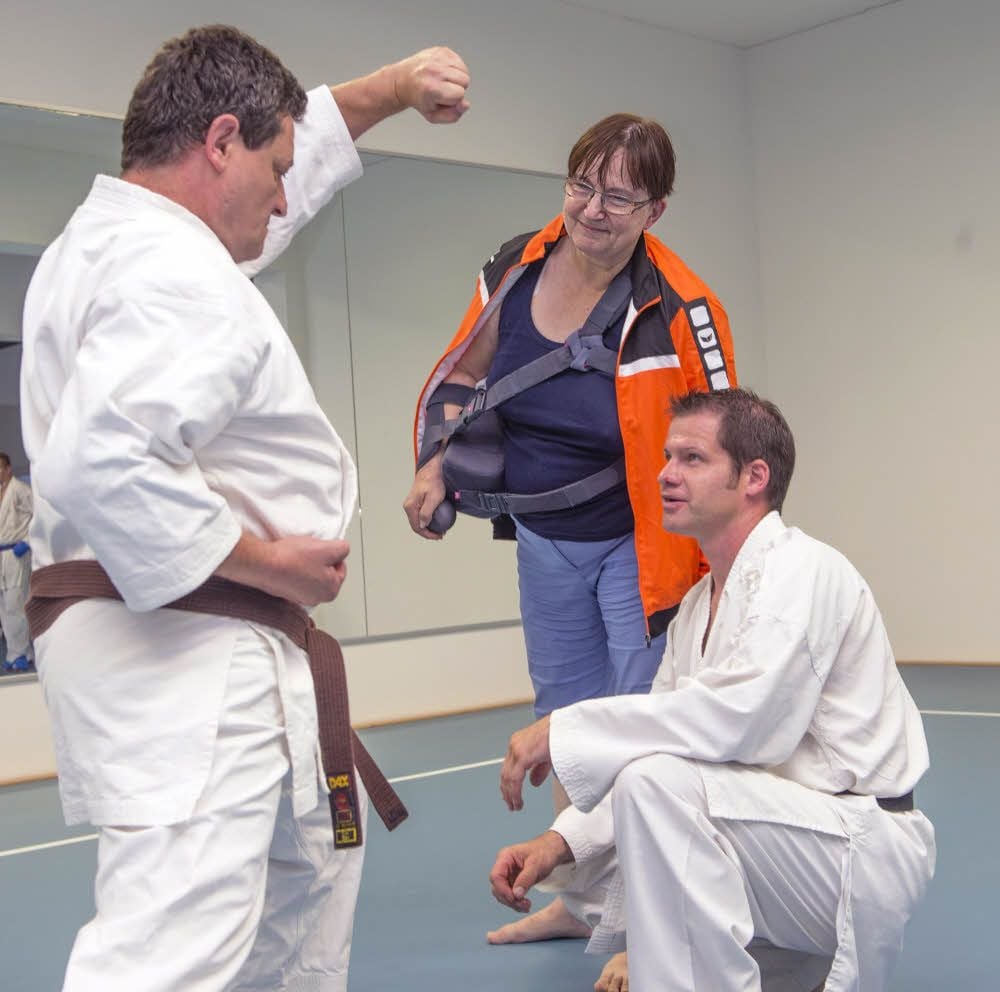 Andreas Kühn sucht das Gespräch mit dem Sensei, dem Karate-Lehrer. Ehefrau Ute ist gleichfalls aktive Karate-Kämpferin.