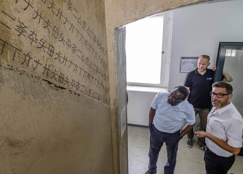 Karamba Diaby (SPD) besucht seinen Wahlkreis und informiert sich im Alten Gefängnis über das Projekt „Wittenberg-Biennale“.