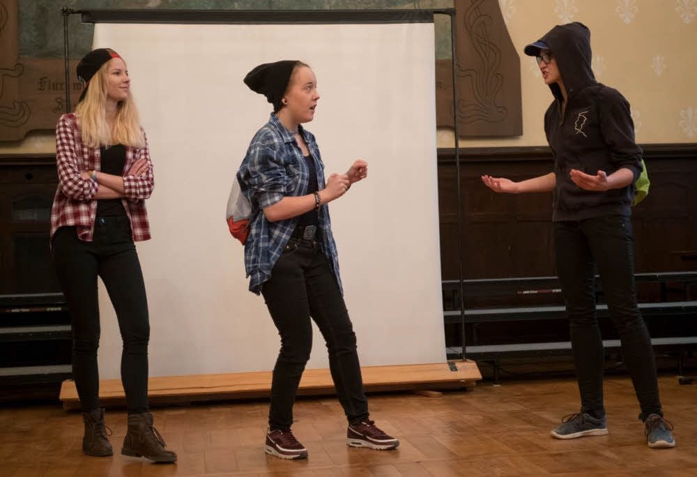 Schüler der Klasse 11/1 des GutsMuths-Gymnasiums führen eine Szene aus dem Schauspiel „Patricks Trick“ auf.